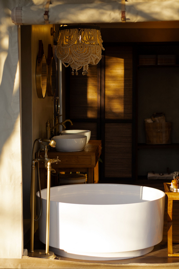 Otjiwa Thornbush Tented Camp: Badezimmer mit freistehender Wanne und Messingarmaturen