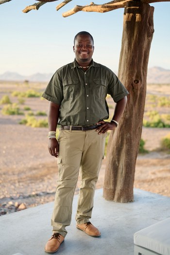 Sanctuary Okahirongo Elephant Lodge: Mitarbeiter draußen