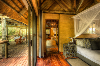 Savute Safari Lodge: Familieneinheit - Deck und Schlafbereich