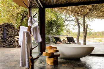 Singita Boulders Lodge: Freistehende Badewanne mit Naturkulisse