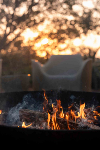 Singita Lebombo Lodge: Feuerkorb lodert im goldenen Buschabend