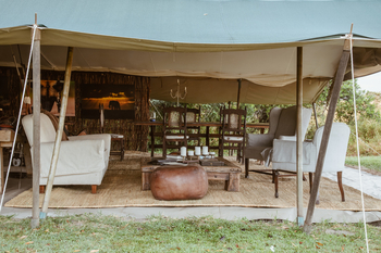 Speke's Camp: Offene Lounge