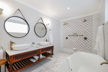 The Palm River Hotel: Deluxe Suite - Bad