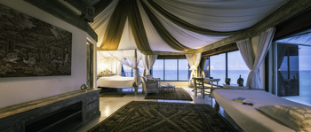 Alfajiri Villas Alfajiri Villas: Geräumiges Schlafzimmer mit Fensterfront Cliff Villa