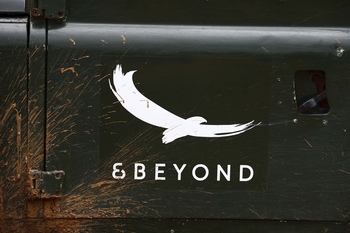 &Beyond Phinda Vlei Lodge: Safarifahrzeug mit Logo