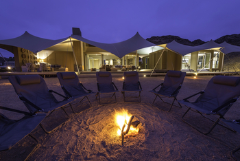 Hoanib Skeleton Coast Camp: Stuhlkreis um das Lagerfeuer