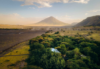 Lake Natron Tented Camp: Luftaufnahme von Vulkan und Camp im Grünen