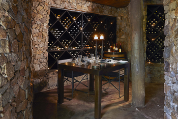 Legendary Mwiba Lodge: Dinner im Weinkeller