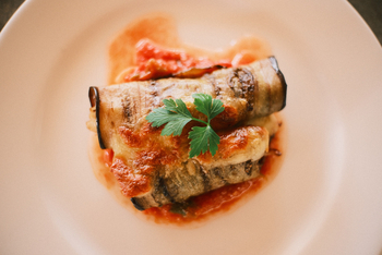 Mkomazi Wilderness Retreat: Überbackene Auberginenröllchen mit Petersilie