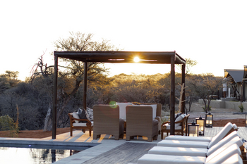 Otjiwa Thornbush Tented Camp: Pergola Lounge am Buschpool bei Sonnenuntergang