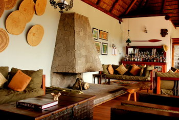 Papaya Lake Lodge: Lounge mit Kamin