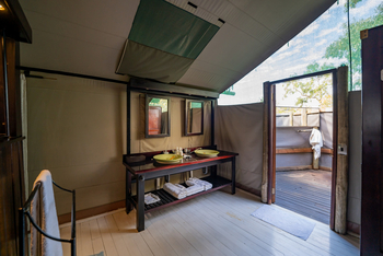 Pom Pom Camp: Gästebad mit Außendusche