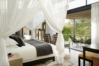 Sanctuary Olonana Sanctuary Olonana: Doppelbett und Terrasse