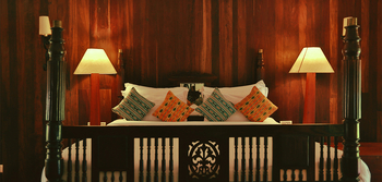 Spice Village: 4-Poster Bed