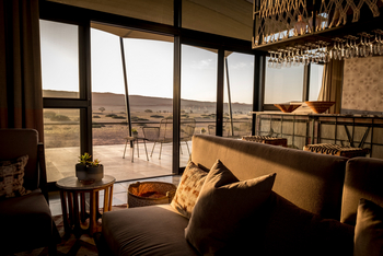 The Desert Grace: Fensterfront der Bar