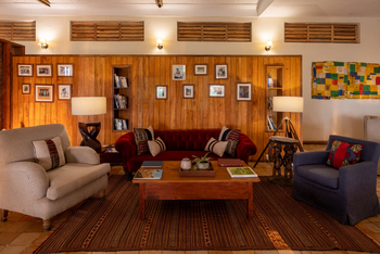 Volcanoes Kyambura Gorge Lodge: Sofas