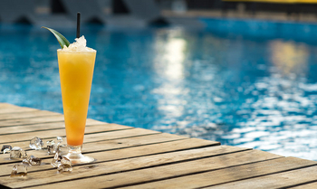 Woods at Sasan: Drink am Pool