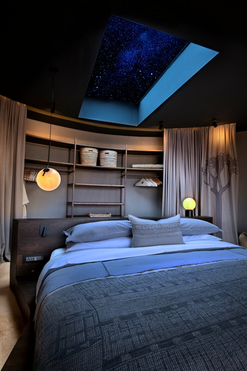 andBeyond Sossusvlei Desert Lodge: Suite - Bett und Schränke