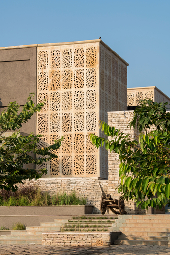 Aramness Aramness: Jali Screens am Haupttor