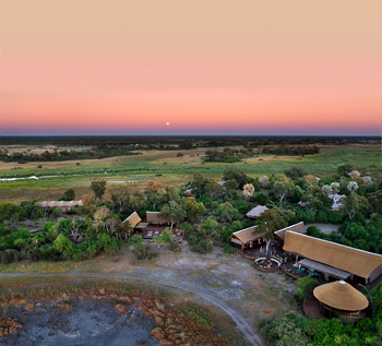 Atzaro Okavango Camp: Zentralbereich mit Weinbar