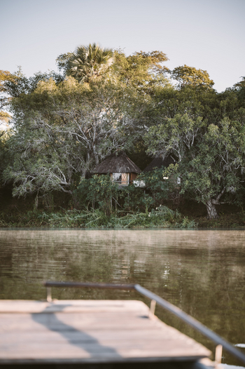 Chundukwa River Lodge: Chalet unter Bäumen