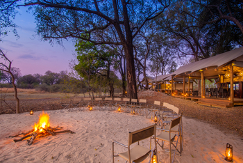 Kwara Camp Kwara Camp: Regiesessel an der Boma