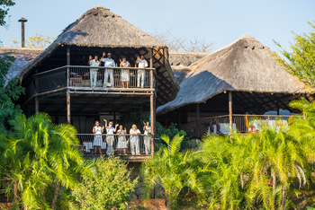 Mukambi Safari Lodge: Mitarbeiter winken