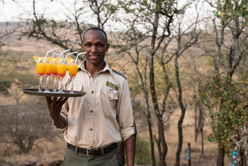 Ole Serai Camp Moru Kopjes: Mitarbeiter mit Drinks