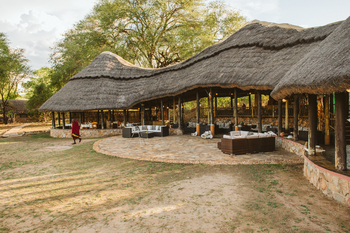 Ruaha River Lodge: Hauptbereich von vorne
