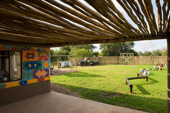Sabi Sabi Bush Lodge: Bunte Spielfläche mit Holz und Reifen