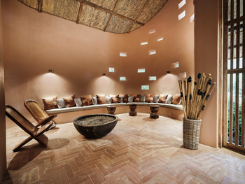 Sanctuary Gorilla Forest Camp: Mud Room - Stiefelkeller