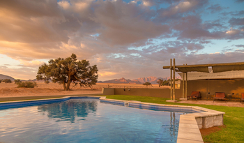 Sossusvlei Lodge: Weiches Licht am Pool