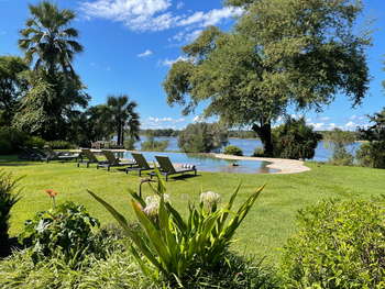 The River Farmhouse The River Farmhouse: Blick zum Flussufer