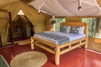 Tindiga Tented Camp: Schlafzimmer mit geometrischen Mustern und Blumen
