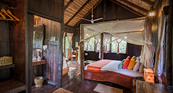 Treehouse Hideaway: Bett und Deckenventilator