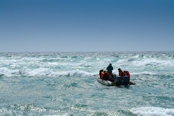andBeyond Phinda Forest Lodge: Gäste im Schlauchboot auf glitzerndem Ozean