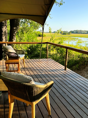 Kala Camp: Gästezelt - Blick auf das Fließgewässer