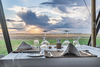 King Lewanika Lodge: Gedeckter Tisch und Blick auf die Natur
