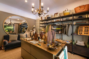 Legendary Lodge: Boutique mit Spiegel und stilvollen Regalen