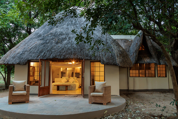 Luangwa River Camp: Gästechalet Außenansicht