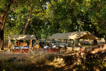 Mana River Camp Mana River Camp: Zentrales Speisezelt