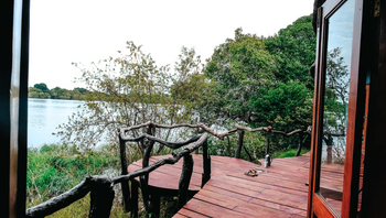 Mukambi Safari Lodge: Riverside Villa Veranda mit Flussblick