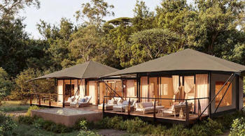 Musesenji River Camp: Offene Canvas-Lounge mit cremefarbenen Polstern