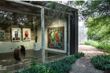 Singita Castleton: Lichtdurchflutete Glasgalerie mit Gemälde und Skulptur