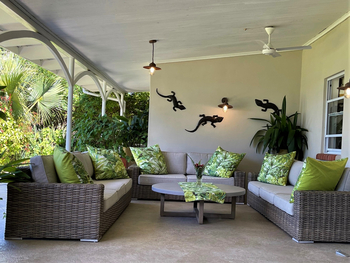 The River Farmhouse The River Farmhouse: Sitzgruppe unter dem Vordach