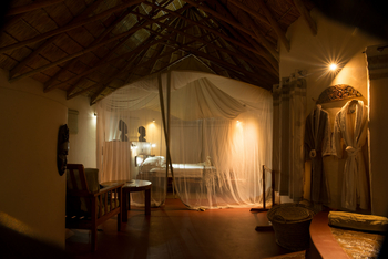 Tongole Wilderness Lodge: Bett unter Moskitonetz