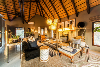 Villa Mushara: Wohnzimmer mit Kamin