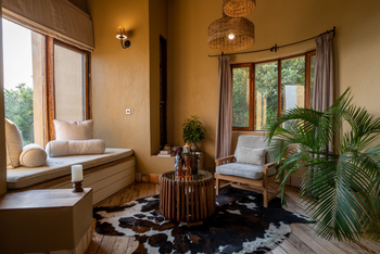 Volcanoes Kyambura Gorge Lodge: Tagesbett und Sessel