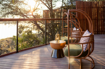Anantara Tented Camp Kafue River: Sonnenbeschienene Deck-Lounge-Sessel mit Laterne