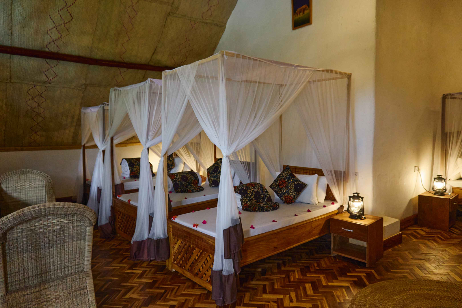 Arusha Safari Lodge Arusha Safari Lodge: Hölzerne Betten mit Moskitonetzen und Laternen